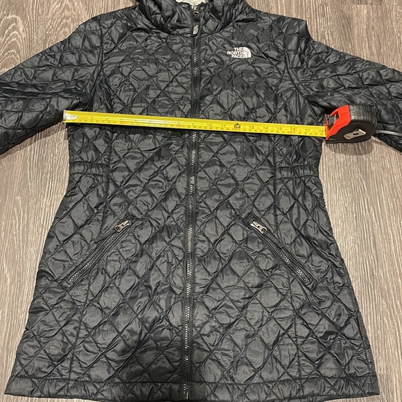 Great condition girls size XL(18) The North face 3/4 black quilt coat